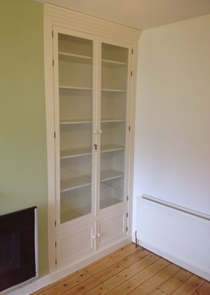 Alcove-unit fitted with glass doors
